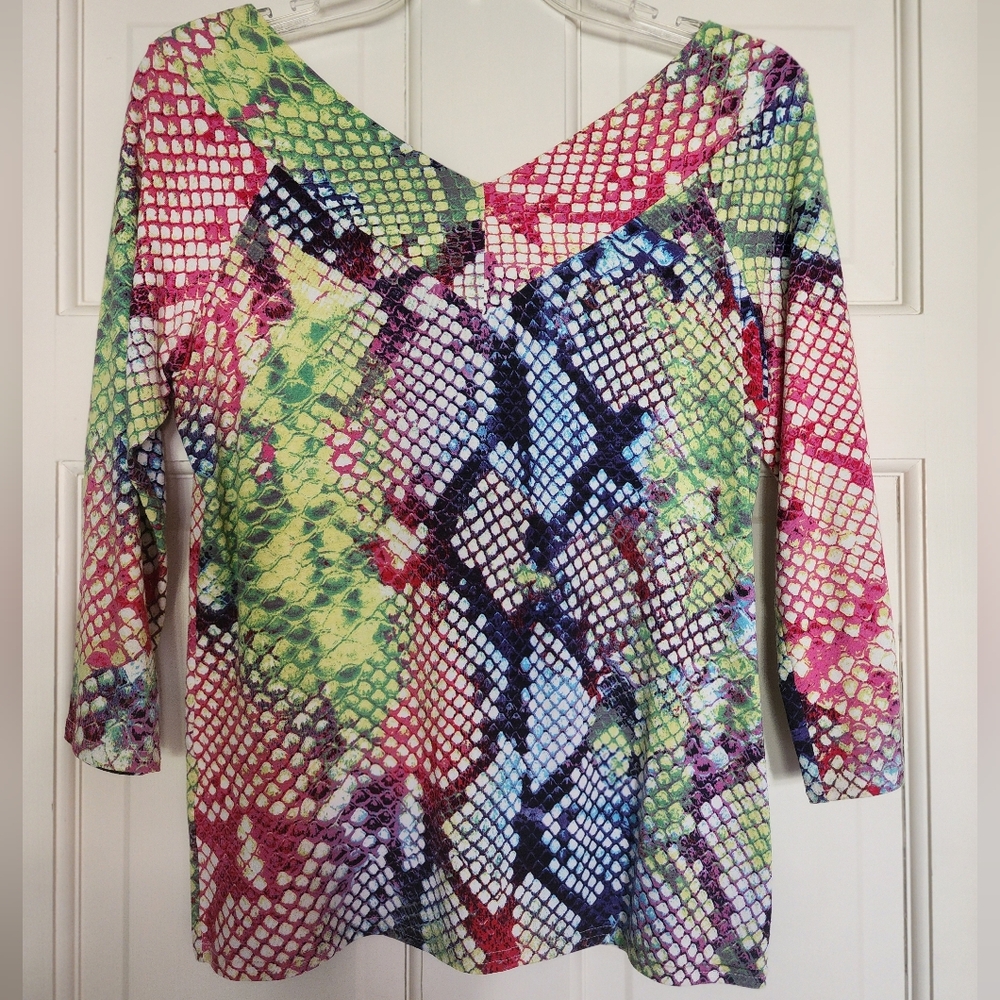 MULTICOLOR SNAKE PRINT TOP, 3/4 SLEEVES, V NECK, JERSEY TYPE FABRIC, SIZE M EUC